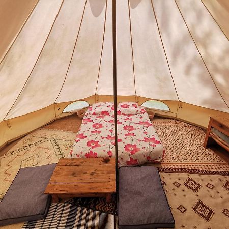 Le Tipi Arc-En-Ciel Au Bord De La Riviere Hotel Миос Екстериор снимка