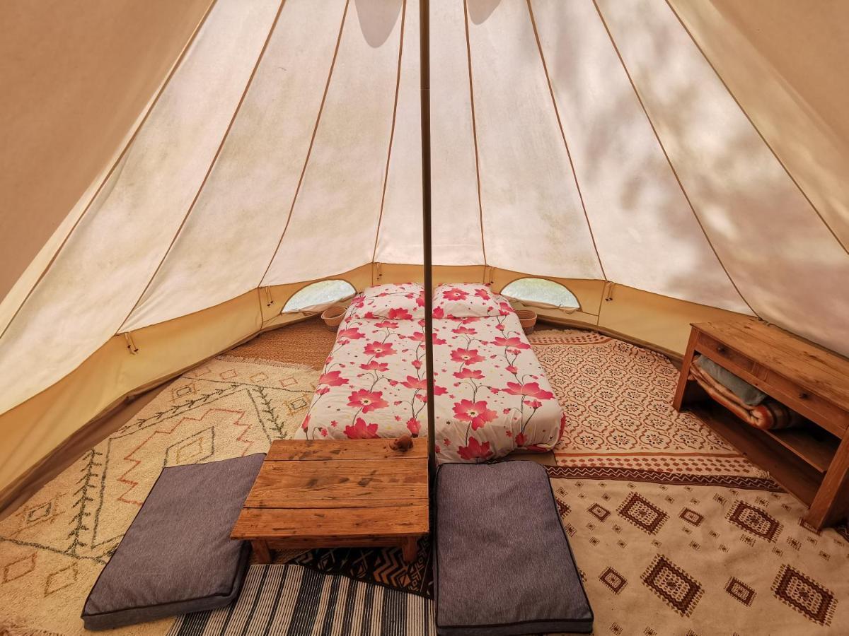 Le Tipi Arc-En-Ciel Au Bord De La Riviere Hotel Миос Екстериор снимка